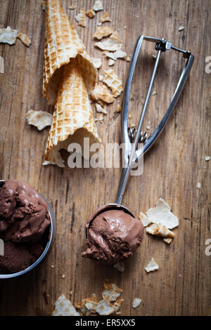 Glace au chocolat sur fond de bois Banque D'Images