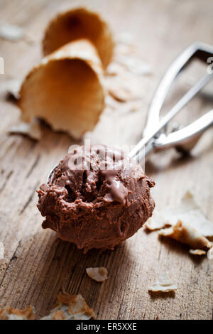 Glace au chocolat sur fond de bois Banque D'Images