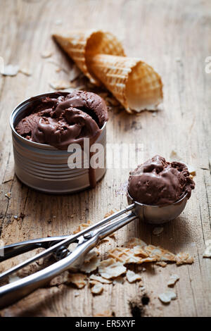 Glace au chocolat sur fond de bois Banque D'Images