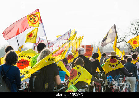 Manifestation contre l'énergie nucléaire en face de la centrale nucléaire de Fessenheim, Fessenheim, Alsace, France Banque D'Images