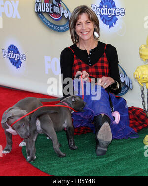 La cause pour des pattes de renard : Un chien All-Star tenue à spectaculaire Barker Hangar à l'aéroport de Santa Monica - Arrivées comprend : Wendie Malick Où : Los Angeles, California, United States Quand : 22 novembre 2014 Crédit : Adriana Barraza M./WENN.com Banque D'Images