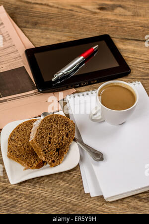 Arrière-plan de bureau avec ordinateur portable tablette dessert café journal notepad Banque D'Images