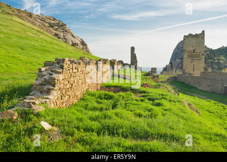 Ruines de l'ancienne forteresse génoise dans Sudak, Crimea, Ukraine - soirée photo. Banque D'Images