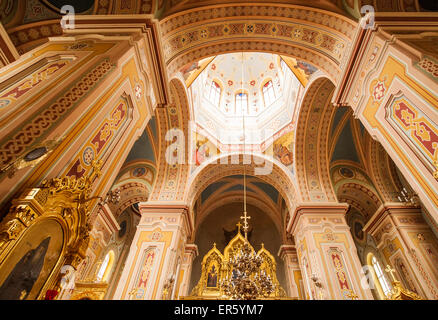 L'un des cinq dômes oignon quel soutien financier à l'intérieur de l'arches Maria Magdalena Cathédrale Orthodoxe polonais, Varsovie, quartier Praga Banque D'Images