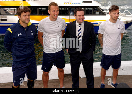 (L-R) gestionnaire de Tottenham, Mauricio Pochettino, Harry Kane, , Ministre des Sports et loisirs Stuart Ayres, Ryan Mason de Tottenham Tottenham Hotspur posent au cours d'une conférence de presse à l'arrivée officielle du terminal passagers d'outre-mer : MediaServicesAP Crédit/Alamy Live News Banque D'Images