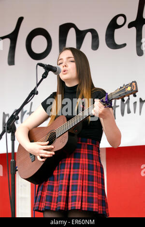 14 ans Jade Devin auteur-compositeur-interprète sur scène au Festival du printemps, l'Ashford Square, Petersfield, Hampsh Banque D'Images