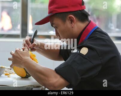 Road, China's Taiwan. 28 mai, 2015. Un participant travaille sur une citrouille lors d'un concours de sculpture sur fruits et légumes de l'école professionnelle dans Road, au sud-est de la Chine, Taiwan, le 28 mai 2015. Credit : Cai Yang/Xinhua/Alamy Live News Banque D'Images