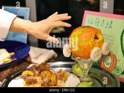 Road, China's Taiwan. 28 mai, 2015. Un juge commentaires sur un travail lors d'un concours de sculpture sur fruits et légumes de l'école professionnelle dans Road, au sud-est de la Chine, Taiwan, le 28 mai 2015. Credit : Cai Yang/Xinhua/Alamy Live News Banque D'Images