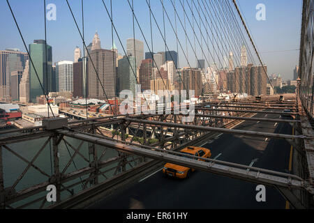 Vue depuis le pont de Brooklyn vers la ligne d'horizon de Manhattan, New York, USA Banque D'Images