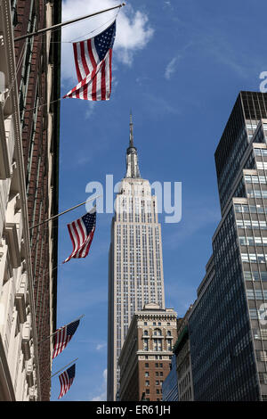 L'Empire State Building, de drapeaux américains sur un bâtiment, Manhattan, New York, USA Banque D'Images