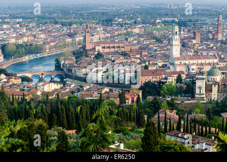 Le quartier historique centre, vu de l'église de la Madonna di Lourdes, l'Adige, Vérone, Italie Banque D'Images