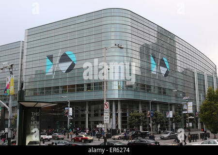 San Francisco, Californie, USA. 27 mai, 2015. Le logo de la Google I/O developers conference vu sur le centre Moscone West de San Francisco, USA. La compagnie internet présente les plans d'avenir pour ses produits lors de l'assemblée annuelle des développeurs Google I/O conférence. Photo : Christoph Dernbach/dpa dpa : Crédit photo alliance/Alamy Live News Banque D'Images