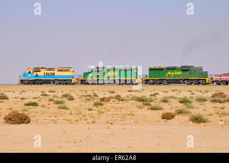 À travers le désert de fer pour le transport du minerai de fer de M'Haoudat à Nouadhibou, port Dakhlet Nouadhibou region Banque D'Images