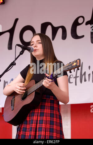 14 ans Jade Devin auteur-compositeur-interprète sur scène au Festival du printemps, l'Ashford Square, Petersfield, Hampsh Banque D'Images