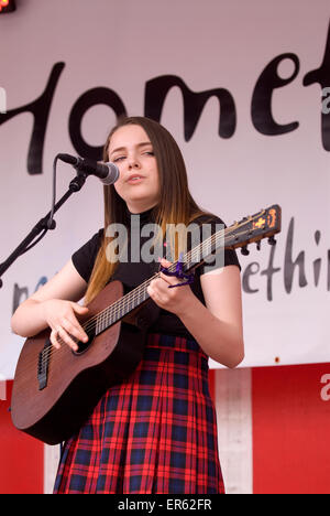 14 ans Jade Devin auteur-compositeur-interprète sur scène au Festival du printemps, l'Ashford Square, Petersfield, Hampsh Banque D'Images