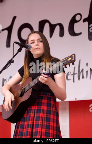 14 ans Jade Devin auteur-compositeur-interprète sur scène au Festival du printemps, l'Ashford Square, Petersfield, Hampsh Banque D'Images