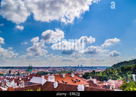 Vue panoramique sur le centre historique de Prague : les maisons, les bâtiments, les palais, monuments de la vieille ville avec la caractéristique et pittoresque les toits rouges et les murs multicolores. Banque D'Images