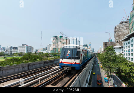 BTS Skytrain, Bangkok Mass Transit System, train entre des gratte-ciel, Bangkok, Thailande, Asie Banque D'Images