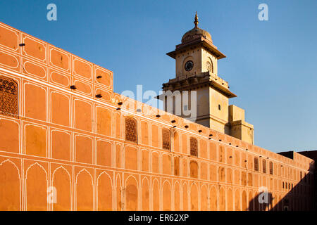 Palais de la ville de Jai Singh II, paroi interne et de la tour, Jaipur, Rajasthan, Inde Banque D'Images