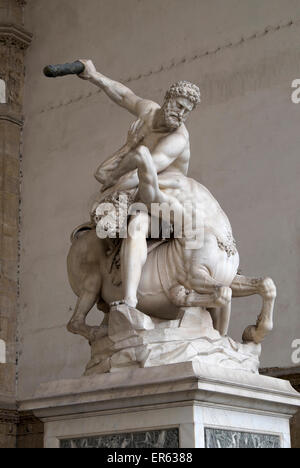 Sculpture d'Hercule et de nessus dans la Loggia dei Lanzi hall, Piazza della Signoria, Florence, Toscane, Italie Banque D'Images