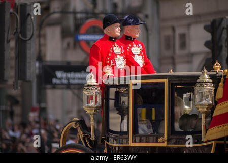 La station Westminster liveried des cochers passent dans le cortège royal arrivant de l'État Ouverture du Parlement 2015 Banque D'Images