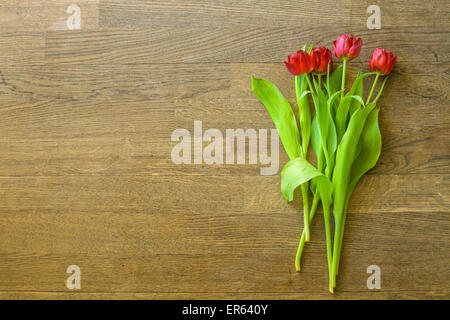 Tulipes rouges sur un fond de bois Banque D'Images