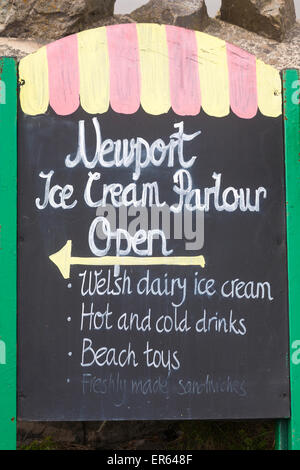Newport Ice Cream Parlor, panneau ouvert à Newport Sands Beach, au parc national de Pembrokeshire Coast, au pays de Galles, au Royaume-Uni, en mai Banque D'Images