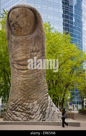 La sculpture du pouce géant dans la défense - quartier d'affaires moderne, Paris, France Banque D'Images