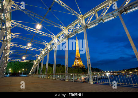 La Tour Eiffel vue depuis la passerelle Debilly - marche pont sur Seine, Paris, France Banque D'Images