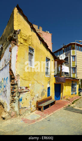 La vieille maison jaune sur la rue résidentielle dans le quartier d'Eminönü Istanbul Banque D'Images