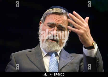 Le rabbin Jonathan Sacks parler sur scène à Hay Festival 2015 Banque D'Images