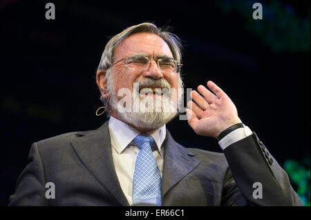 Le rabbin Jonathan Sacks parler sur scène à Hay Festival 2015 Banque D'Images