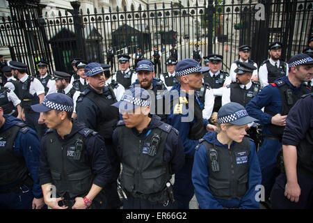 Londres, Royaume-Uni. Mercredi 27 mai 2015. Downing Street, la police garde que les étudiants manifestent à Westminster contre Parti conservateur cu Banque D'Images