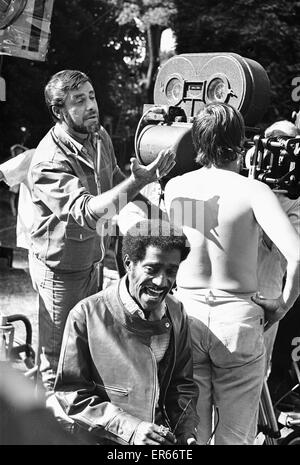 Jerry Lewis Directeur (à gauche) en compagnie de Sammy Davis Junior (assis) la mise en place de la prochaine série de prises à Eastnor Castle, Ledbury. Là où ils sont le tournage une fois de plus. Vers le 1er août 1969 Banque D'Images