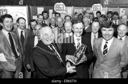 St Mary's Hall à Coventry Stars se sont réunis pour une réception officielle. Le conseiller maire Joe Thompson avec Ian Jameison et Bobby Gould. 13 avril 1984 Banque D'Images