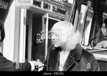 "Une journée dans la vie de Jimmy Saville' par Mike Hellicar. Photographié embrassant une femme passant sa main. 7 octobre 1971. Banque D'Images