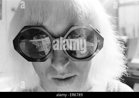 "Une journée dans la vie de Jimmy Saville' par Mike Hellicar. 7 octobre 1971. Banque D'Images