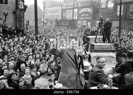 L'équipe de Derby County retour à la maison avec le trophée de la FA Cup après leur victoire contre Charlton Athletic en finale à Wembley. Photo montre : Derby le capitaine Jack Nicholas montrant off il trophée. 1er mai 1946. Banque D'Images