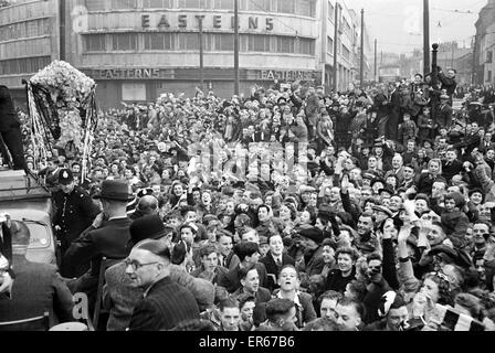 L'équipe de Derby County retour à la maison avec le trophée de la FA Cup après leur victoire contre Charlton Athletic en finale à Wembley. Photo : montre une partie de l'immense foule acclamer leurs héros dans les rues de Derby. 1er mai 1946. Banque D'Images