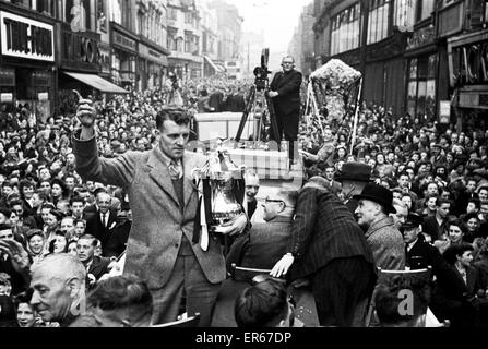 L'équipe de Derby County retour à la maison avec le trophée de la FA Cup après leur victoire contre Charlton Athletic en finale à Wembley. Photo montre : Derby le capitaine Jack Nicholas montrant off il trophée. 1er mai 1946. Banque D'Images