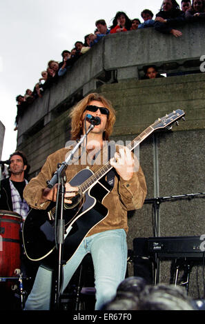 Bon Jovi a apporté les allées de London's South Bank à l'arrêt quand ils ont joué un mini-concert à l'extérieur du Queen Elizabeth Hall, Londres, le 14 juin 1995. Le groupe, qui plus tôt dans la journée, joué à Glasgow et à Cardiff, a atterri à Londres havi Banque D'Images