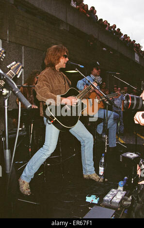 Bon Jovi a apporté les allées de London's South Bank à l'arrêt quand ils ont joué un mini-concert à l'extérieur du Queen Elizabeth Hall, Londres, le 14 juin 1995. Le groupe, qui plus tôt dans la journée, joué à Glasgow et à Cardiff, a atterri à Londres havi Banque D'Images