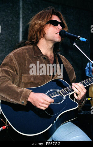 Bon Jovi a apporté les allées de London's South Bank à l'arrêt quand ils ont joué un mini-concert à l'extérieur du Queen Elizabeth Hall, Londres, le 14 juin 1995. Le groupe, qui plus tôt dans la journée, joué à Glasgow et à Cardiff, a atterri à Londres havi Banque D'Images