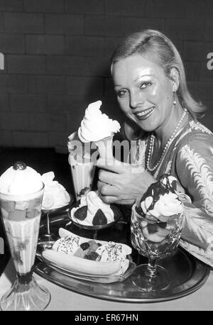 Ces glaces look délicieux, mais ils ne sont pas pour manger. Fabriqué à partir de plastique, ces glaces sont seulement pour le spectacle. 23 novembre 1980. Banque D'Images