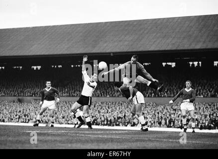 Division de la Ligue anglaise deux match à Ayrseome Park. 2 Middlesbrough v Rotherham United 2. Gardien de Rotherham Ron Ironside aprp dans l'action pour perforer l'écart d'une attaque par Harold Kirk. 9e septembre 1963. Banque D'Images