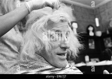 "Une journée dans la vie de Jimmy Saville' par Mike Hellicar. On le voit ici dans un salon de coiffure dames. 7 octobre 1971. Banque D'Images