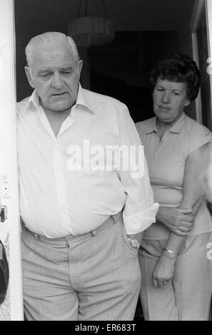 Kenneth Drury, ancien commandant de police, en photo avec son épouse Joan, à Sidcup, Kent après il quitte Ford prison ouverte, Sussex, 3 septembre 1979. En juillet 1977, l'établissement Drury a été déclaré coupable de cinq chefs de corruption et emprisonné pendant huit ans. Banque D'Images