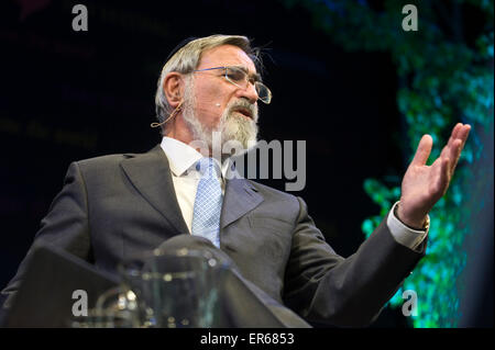 Le rabbin Jonathan Sacks parler sur scène à Hay Festival 2015 Banque D'Images