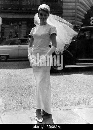 'Robe de mariée' en cuir : Qu'est-ce que la mariée porter ? L'inévitable question a obtenu une réponse surprenante à un fashion show à Londres hier (8-5-62). Le modèle 'bride' girl Caroline Russell, portait une robe faite à plusieurs niveaux de slim en cuir blanc qui les décideurs, Banque D'Images