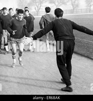 West Bromwich Albion joueurs seniors ont organisé une deuxième promenade hors d'une formation en 24 heures, vendredi 20 décembre 1963. Vingt et un joueurs de l'équipe première, soit deux de plus que le jeudi, a refusé de former car manager Jimmy Hagan ne fonctionne toujours pas les laisser porter tracksuit Banque D'Images